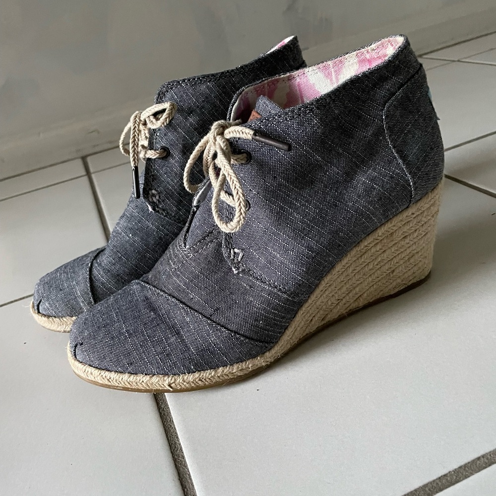 Toms Lace-Up Canvas Wedge Espadrilles - size 9